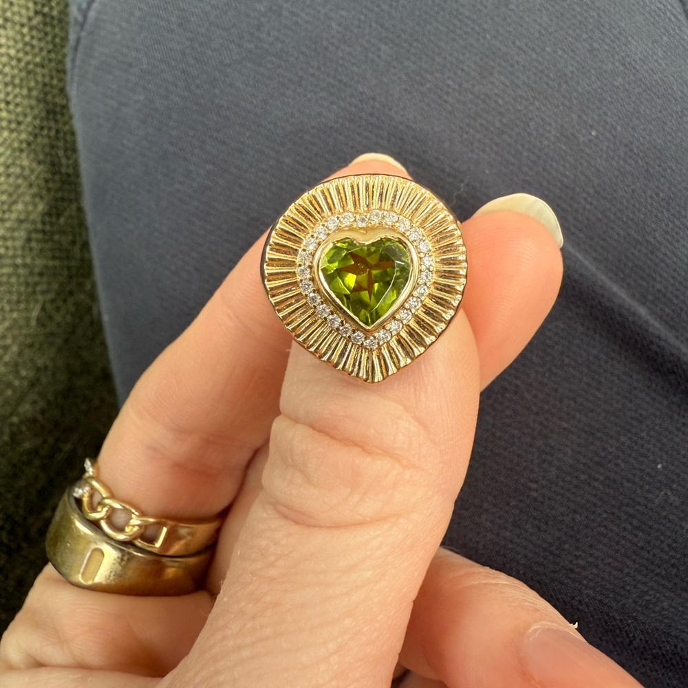 14k yg and peridot Heart-Shaped Ring, size 7